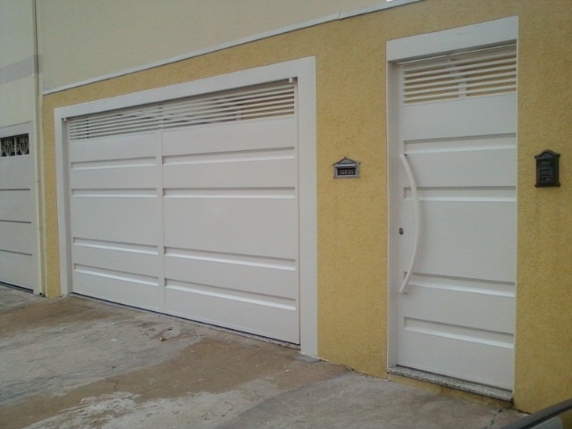 Conjunto de porta e portão em fachada residencial