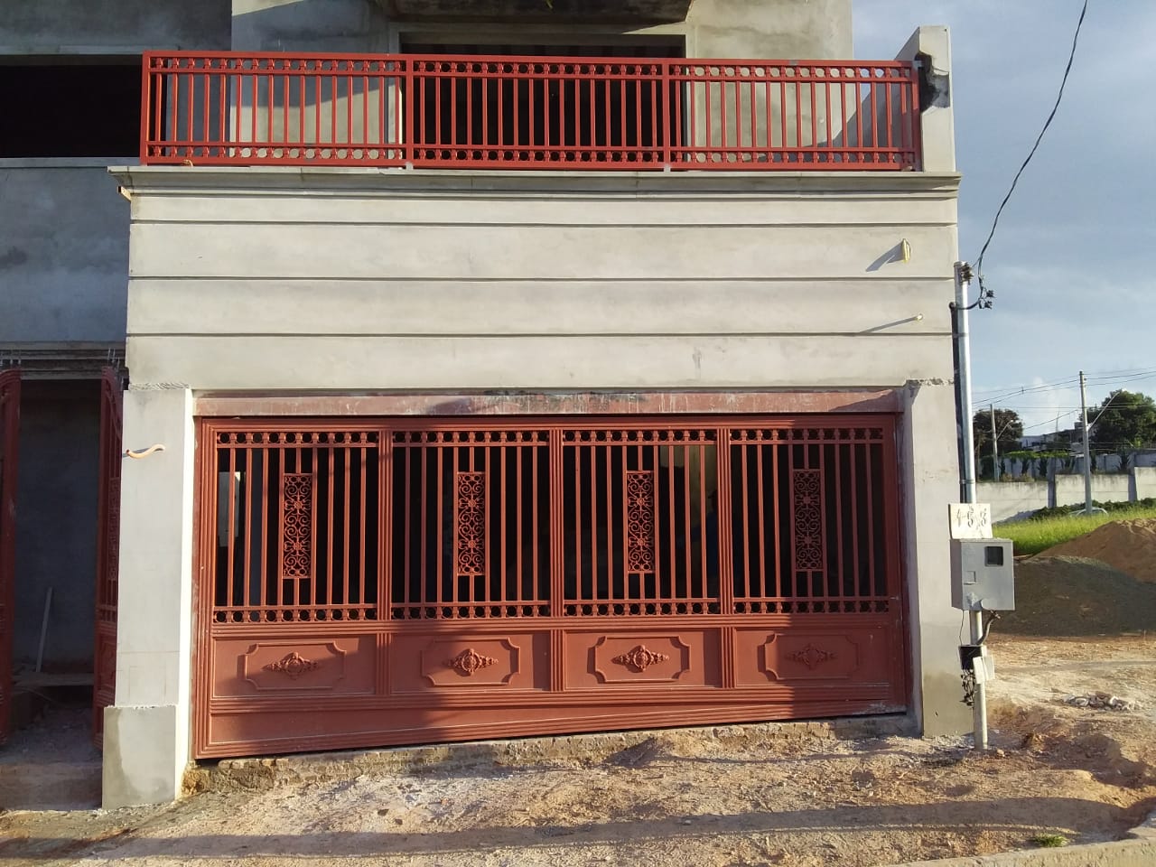 Portão ornamental e sacada em ferro, projeto especial