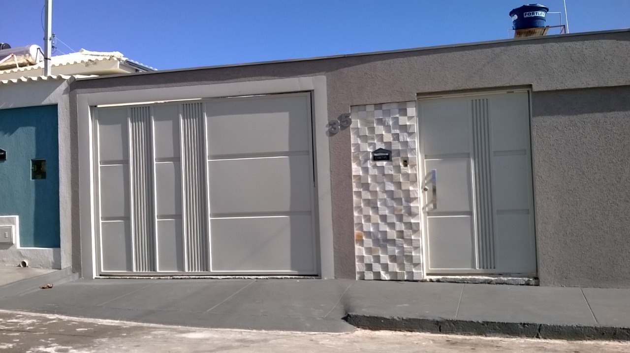Portão de correr sobre trilho em fachada residencial